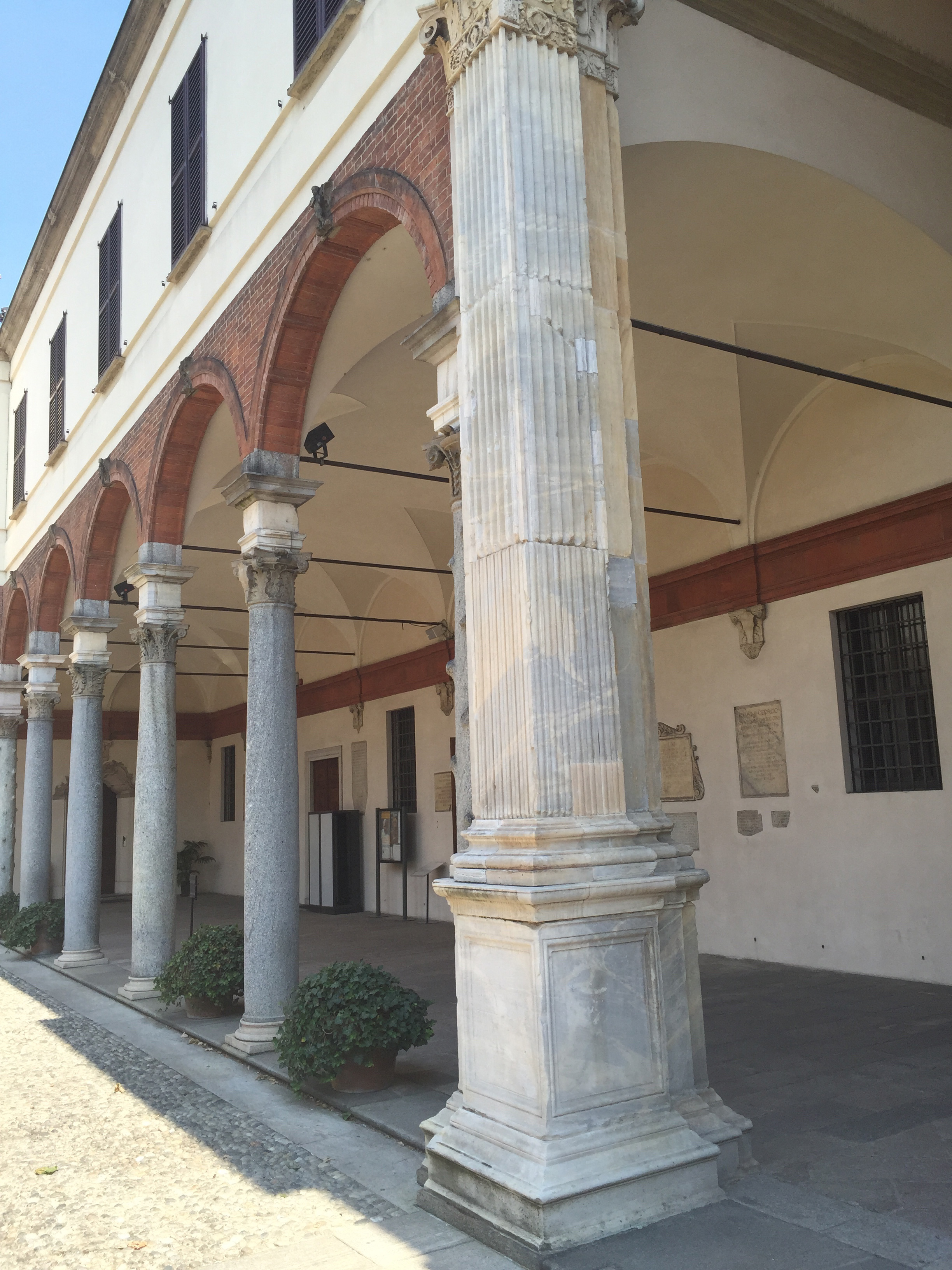 S. Ambrogio TC courtyard entlang