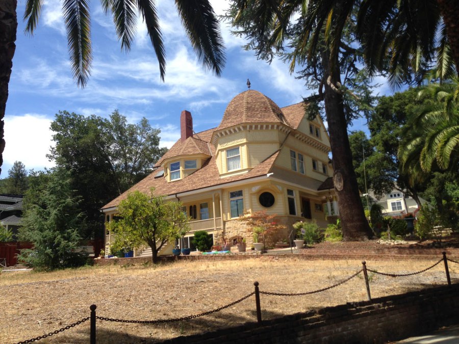 lg-w-yellow-victorians